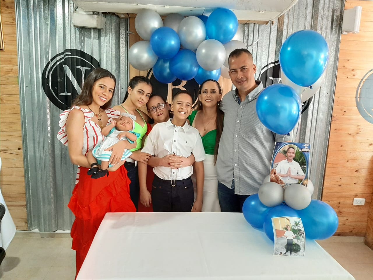 Ana María García Ramírez, Laura García Ramírez, Luz Nohora Argüello, Jhosser Andrés Parra Ramírez y sus padres, Cielo Ramírez Argüello y Miguel Parra.